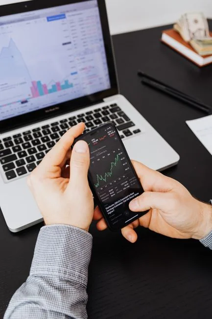 Un planner ouvert sur un bureau avec une note manuscrite indiquant Holiday Email Marketing Series.